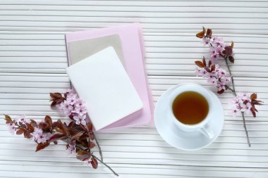 Bahar çayı. Düz yatıyordu. Boş pano ile yapılacaklar listesini yay