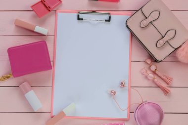 İlkbahar Moda Apartmanı Yapılacaklar Listesi. Bir yığın defter.