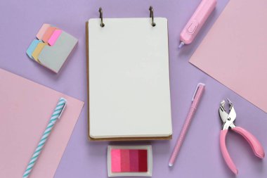 Kalemler ve not defterleriyle renkli arkaplan 