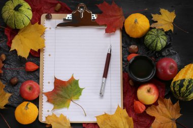 yapraklar, çay ve defter ile sonbahar arkaplanı, üst görünüm