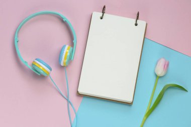 İlkbahar Moda Apartmanı Yapılacaklar Listesi. Bir yığın defter.