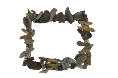 Beyaz arkaplanda sürüklenen deniz enkazı