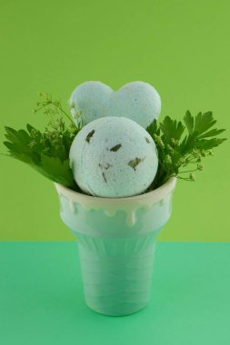 Kullanışlı bitki özlü banyo bombaları. Bir dizi yeşil banyo bombası.