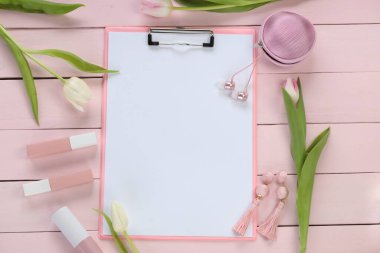 İlkbahar Moda Apartmanı Yapılacaklar Listesi. Bir yığın defter.