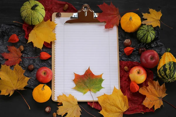Autumn Mockup Empty Schowek Notatnik Kolorowym Liściem Klonu — Zdjęcie stockowe