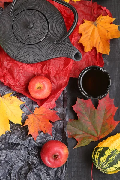 Herbst Hintergrund Mit Blättern Tee Und Notizbuch Draufsicht — Stockfoto