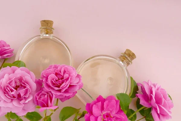 玫瑰精油 油瓶和玫瑰花 — 图库照片
