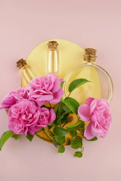 玫瑰精油 油瓶和玫瑰花 — 图库照片