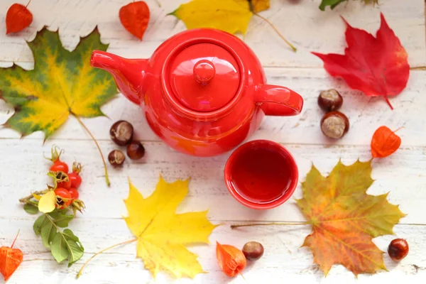 Herbst Tee Hintergrund Mit Roter Teekanne Tasse Mit Tee Ahornblättern — Stockfoto