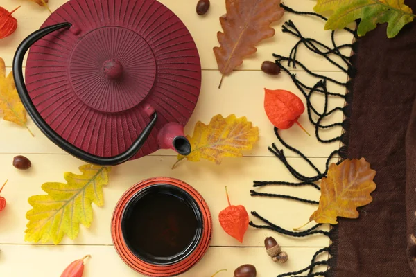 Teetrinken Herbst Rote Teekanne Asiatischen Stil Tasse Tee Physalis Gelbe — Stockfoto