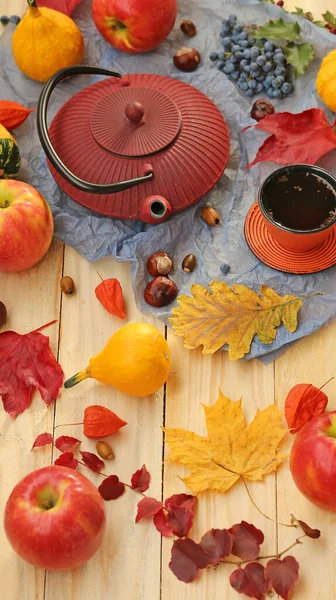 Herbst Hintergrund Mit Blättern Tee Und Notizbuch Draufsicht — Stockfoto