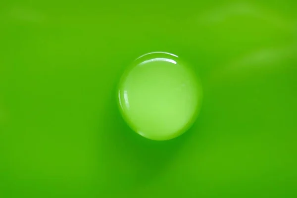 Gota Verde Water Drop Macro Fundo Verde — Fotografia de Stock