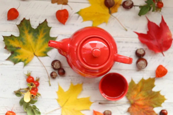 Herbst Tee Hintergrund Mit Roter Teekanne Tasse Mit Tee Ahornblättern — Stockfoto