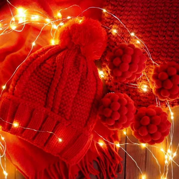 Invierno Vacaciones Background Winter Sombrero Punto Pompones Rojos Guirnalda Brillante —  Fotos de Stock