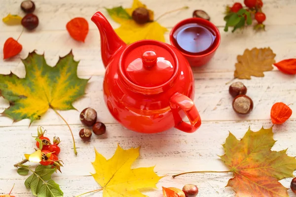 Herbst Tee Hintergrund Mit Roter Teekanne Tasse Mit Tee Ahornblättern — Stockfoto