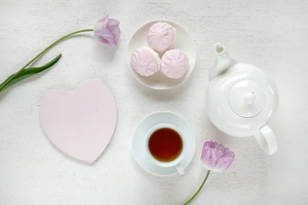 Xícara Chá Flores Com Vista Cartão Forma Coração — Fotografia de Stock