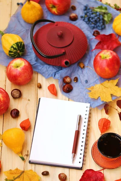 Осенний Фон Листьями Чаем Ноутбуком Вид Сверху — стоковое фото