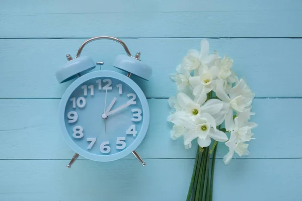 Tempo Primavera Flat Lay Relógio Despertador Azul Buquê Narcisos Brancos — Fotografia de Stock