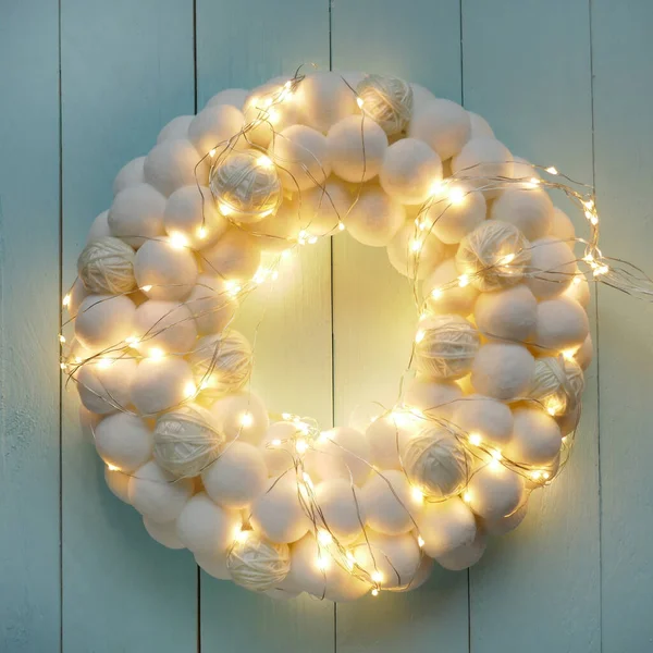 新年的白花圈 圆形花环 白色柔软的浮雕和闪亮的花环 — 图库照片