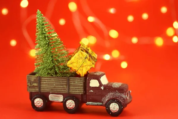 Kleines Lkw Spielzeug Mit Weihnachtsbaum Dcor — Stockfoto