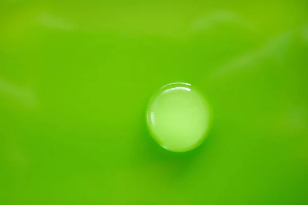 Gota Verde Water Drop Macro Fundo Verde — Fotografia de Stock