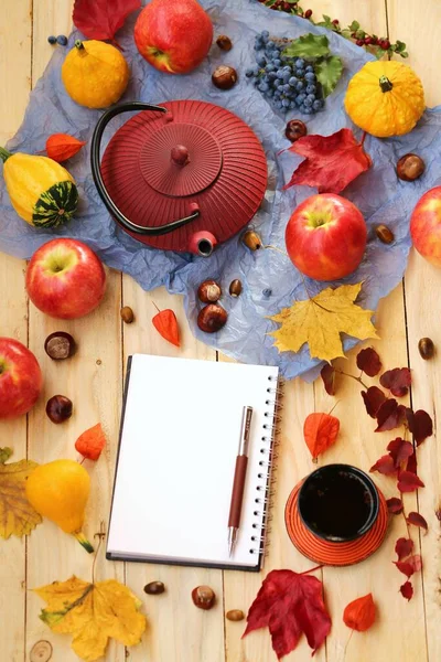 Осенний Фон Листьями Чаем Ноутбуком Вид Сверху — стоковое фото