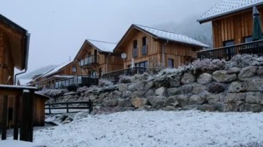 Banliyö karlı mahalle manzarası 