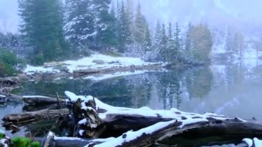 Karlı kışta güzel göl manzarası 