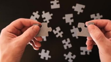 Ellerinde beyaz yapboz parçası