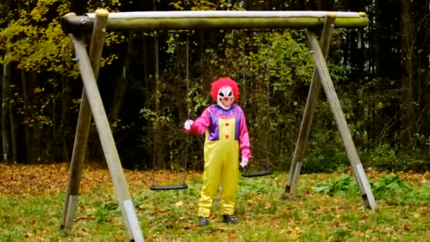 Clown Spaventoso Oscillazioni Bambino All Aperto — Video Stock