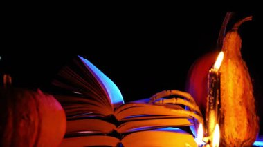 Cadılar Bayramı korku hikayeleri ve peri masalları. Kitap yığınları, balkabakları, iskelet eller. 4k görüntü