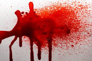 Beyaz arka planda kırmızı boya lekesi. Beyaz arka planda kırmızı boya lekesi. Kırmızı sıvı sıçrama ve çizgiler. Cadılar Bayramı duvar kağıdı..