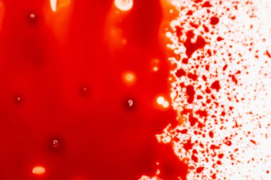 Beyaz arka planda kırmızı boya. Kan izleri. Beyaz arkaplanda kırmızı boya lekesi.