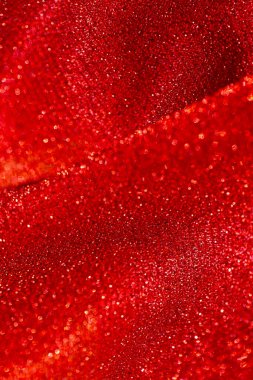  Kırmızı Parıldayan Doku Parıltısı. Parlak yanardöner desenli kırmızı parıltılı makro fon. Kırmızı tonlarda parlak kumaş kıvrımları. 