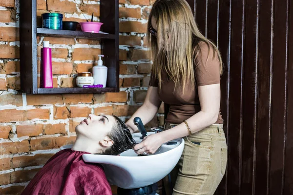 Fryzjer Dziewczyna Szampony Włosy Swojego Klienta Salonie Piękności — Zdjęcie stockowe
