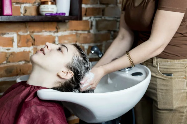 Перукар Миє Волосся Свого Клієнта Раковині Шампунем Салоні Перед Процедурою — стокове фото