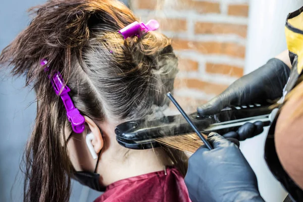 Перукар Вирівнює Волосся Клієнта Допомогою Випрямлення Після Нанесення Кератинового Випрямлення — стокове фото