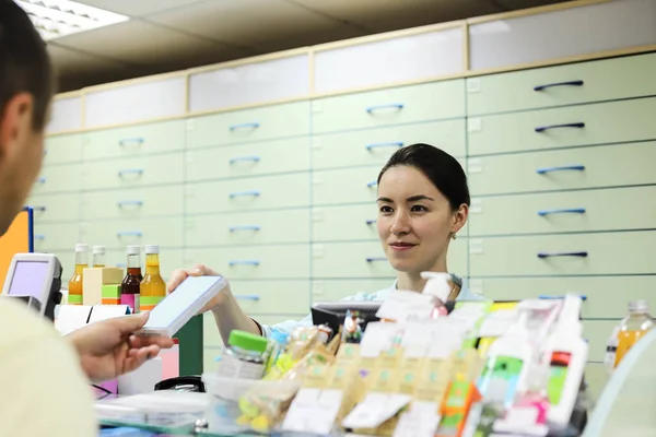 Woman Pharmacist Standing Cash Register Sells Medicine Man — Stock Photo, Image