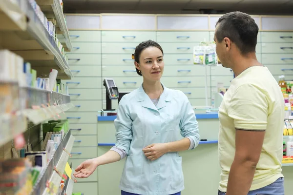 Vrouwelijke Apotheker Adviseert Cliënt Keuze Van Geneesmiddelen Patiënt Koopt Pillen — Stockfoto