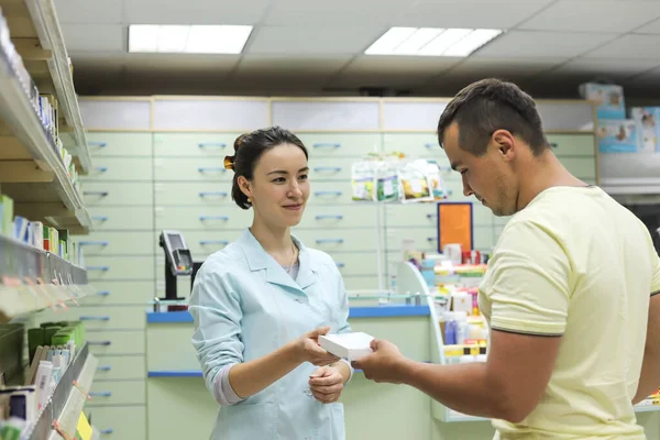 Vrouwelijke Apotheker Met Medicijn Hand Adviseert Klant Man Koopt Pillen — Stockfoto