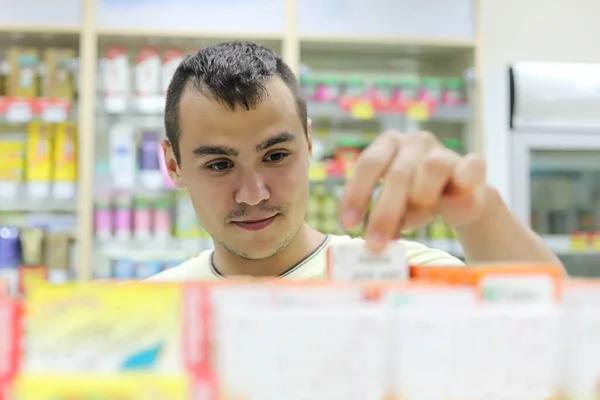 Man Apotheek Kiest Pillen Een Man Winkel Die Goederen Bestudeert — Stockfoto