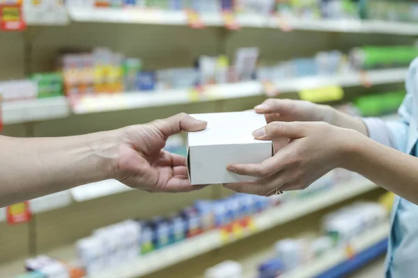 Apotheker Geeft Medicijnen Handen Van Koper Sluit Maar Verkoop Aankoop — Stockfoto