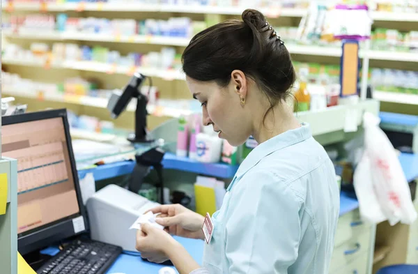 Vrouwelijke Apotheker Werkt Een Apotheek Apotheker Achter Computer Apotheek — Stockfoto