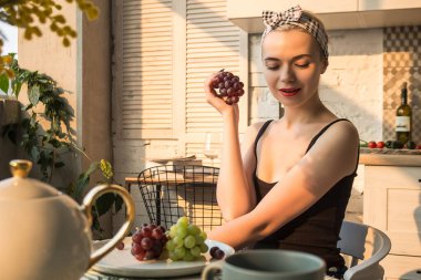 Mutfakta üzüm yiyen güzel kız.