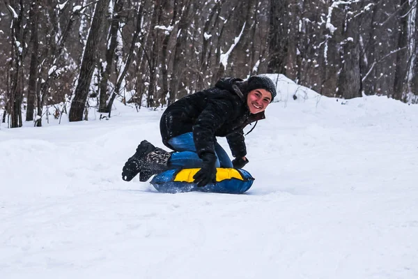 Ragazzo Allegro Rotola Giù Collina Tubo Neve Nel Bosco Slittino — Foto Stock