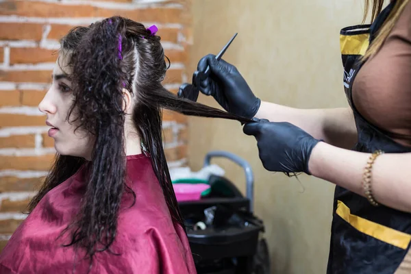 Дівчина Салоні Краси Надає Перукарські Послуги Догляд Волоссям Зміна Зображення — стокове фото