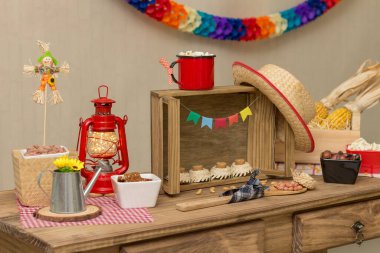 Masa 'Festa Junina' temalı. Brezilya Haziran Festivali 'nin tipik tatlı ve tuzlu yiyecekleriyle hazırlanmıştır..
