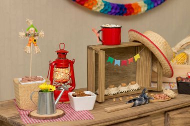 Masa 'Festa Junina' temalı. Brezilya Haziran Festivali 'nin tipik tatlı ve tuzlu yiyecekleriyle hazırlanmıştır..