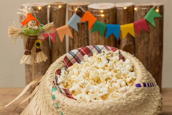 Palomitas Maíz Servidas Sombrero Paja Con Decoración Fiesta Junio Fondo — Foto de Stock