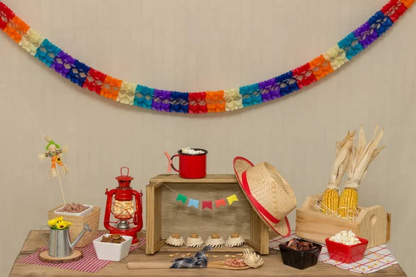 Masa 'Festa Junina' temalı. Brezilya Haziran Festivali 'nin tipik tatlı ve tuzlu yiyecekleriyle hazırlanmıştır..